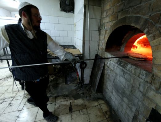 Baking hand-made shmura matza in Jerusalem - 1
